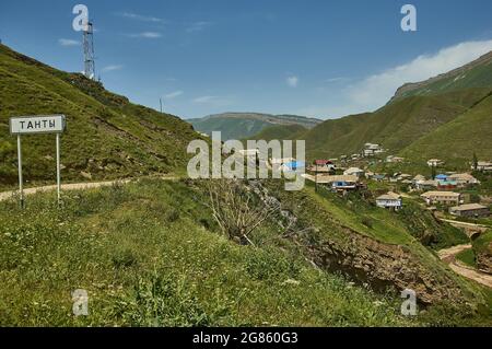 Route sinueuse dans les montagnes du Dagestan . Dagestan, Russie Banque D'Images