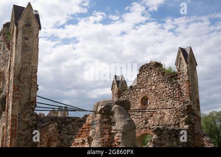 Ruines des anciennes écuries dans la petite ville de Lettonie Banque D'Images