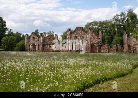 Ruines des anciennes écuries dans la petite ville de Lettonie Banque D'Images