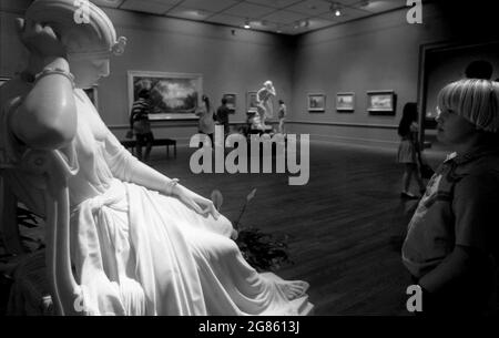 Cleopatra par William Wetmore Story, 1858. Un enfant devant la sculpture au musée D'art DE LA County, CA, USA. Banque D'Images