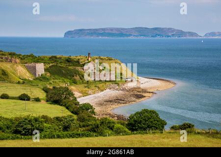 Carrière de Penmon à Porth Penmon sur l'île d'Anglesey avec la Grande Orme en arrière-plan, au nord du pays de Galles Banque D'Images