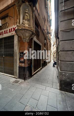 Un coin de rue avec un sanctuaire à la Vierge Marie dans le centre historique de Gênes, Italie Banque D'Images