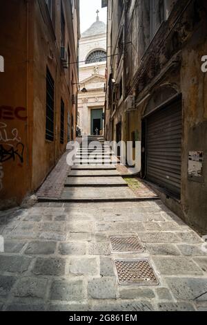 Gênes, Italie, centre historique ; une ruelle typique carugio étroite avec l'église Basilica di San Siro en arrière-plan Banque D'Images