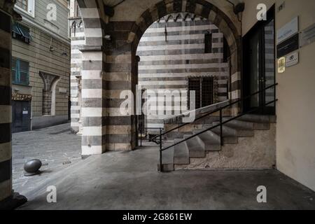 Un bâtiment médiéval noir et blanc typique de la Piazza San Matteo, dans le centre historique de Gênes, en Italie Banque D'Images