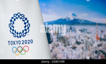 TOKYO, JAPON, JUILLET. 19. 2021: Stade olympique de Tokyo, logo du jeu olympique d'été sur fond blanc en premier plan. Tokyo et le célèbre Fuji Mountai Banque D'Images