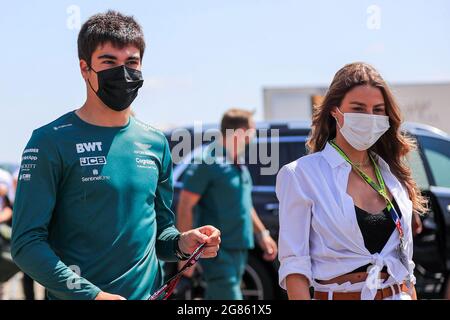 Silverstone, Royaume-Uni. 16 juillet 2021. Circuit de Silverstone, 16 juillet 2021 lance Rill (CAN), Aston Martin AMR21 arrive sur la piste avec sa petite amie Sara Pagliaroli avant le GRAND PRIX BRITANNIQUE PIRELLI DE FORMULE 1 à Silverstone, Royaume-Uni crédit: Phil Duncan chaque seconde Media/Alay Live News Banque D'Images