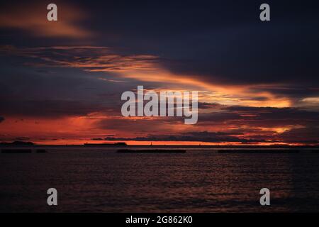 Coucher de soleil tardif, coloré et sophistiqué sur la baie presque vide de Pattaya, Thaïlande, pendant la troisième vague de COVID-19 Banque D'Images