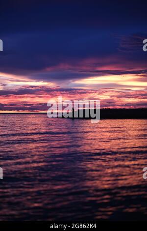 Coucher de soleil tardif, coloré et sophistiqué sur la baie presque vide de Pattaya, Thaïlande, pendant la troisième vague de COVID-19 Banque D'Images