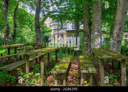 Place perdue, jardin de bière surcultivé avec des zones assises mossy, Gasthof Obermuehltal, Bavière, Allemagne, Europe Banque D'Images