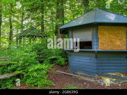 Place perdue, jardin de bière surcultivé avec des zones assises mossy, Gasthof Obermuehltal, Bavière, Allemagne, Europe Banque D'Images