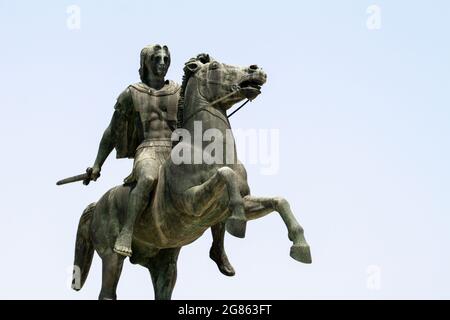 Thessalonique, Grèce, 15 juillet 2021. Monté sur l'élevage de Bucéphale, en regardant vers l'est, Alexandre le macédonien domine le front de mer de Thessa Banque D'Images