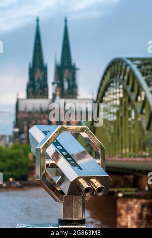 Une binoculaire à pièces de monnaie a été utilisée sur le pont Hohenzollern à Cologne, en Allemagne. Banque D'Images