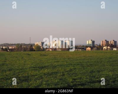 Terrain vert et blocs d'appartements à la ville européenne de Bielsko-Biala dans le quartier de Silésie en Pologne, ciel bleu clair en 2020 chaude journée de printemps ensoleillé le mois d'avril Banque D'Images