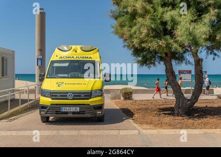 Platja de Palma, Espagne; juillet 16 2021: Ambulance jaune garée sur la promenade de la plage de Palma de Majorque pour assister à des urgences médicales sur le Banque D'Images