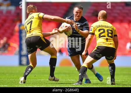 Loui McConnell (27) de Featherstone Rovers devant Danny Kirkmond (17) des York City Knights et Danny Washbrook (28) des York City Knights Banque D'Images