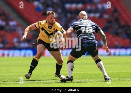 Londres, Royaume-Uni. 17 juillet 2021. Danny Kirkmond (17), de York City Knights, cherche un passage au-delà de John Davies (15), de Featherstone Rovers, à Londres, au Royaume-Uni, le 7/17/2021. (Photo de Mark Cosgrove/News Images/Sipa USA) crédit: SIPA USA/Alay Live News Banque D'Images