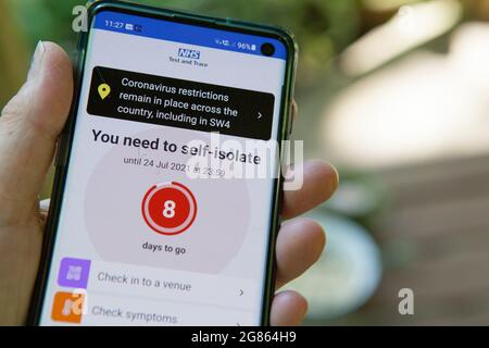East Sussex, Royaume-Uni, 17 juillet 2021 : un téléphone portable présente une application NHS Covid pour s'isoler en raison d'une éventuelle exposition au coronavirus, faisant partie d'un « Pingdemic » affectant des centaines de milliers de personnes. Un ping signifie qu'il est demandé de s'auto-isoler après avoir été en contact avec une personne ayant subi un test de dépistage de covid ou après avoir été présente sur un site. Le monde des affaires et la société sont en train d'être décomposés en raison du fait qu'un grand nombre de personnes sont invitées à s'isoler, ce qui entraîne la fermeture temporaire d'une entreprise et la suppression de l'application par certaines personnes. Anna Watson/Alay Live News Banque D'Images