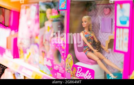 POZNAN, POL - APR 28, 2021: Poupées Barbie mises en vente sur une étagère de magasin Banque D'Images