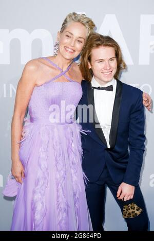 Villa Eilenroc, Cap d'Antibes, France. 16 juillet 2021. Sharon Stone et Roan Joseph Bronstein participent au Gala amfAR de Cannes. Photo par crédit : Julie Edwards/Alamy Live News Banque D'Images