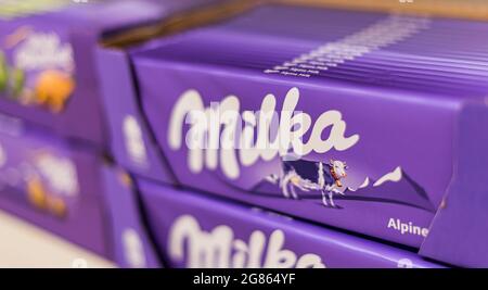 POZNAN, POL - APR 28, 2021: Barres de chocolat Milka mises en vente dans un magasin discount Banque D'Images