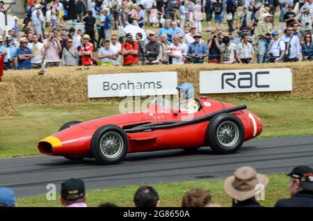 1957 Maserati 250F course légère vers le haut de la colline au Goodwood Festival of Speed 2013. Conduit par Juan Manuel Fangio pour gagner des titres de Formule 1 Banque D'Images