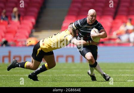 John Davies (à droite) de Featherstone Rovers, affronté par Jason Bass des York City Knights lors du match final de la coupe 1895 au stade Wembley, Londres. Date de la photo: Samedi 17 juillet 2021. Banque D'Images