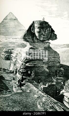 La légende accompagnant cette illustration de 1903 dans le livre de Gaston Maspero sur l’histoire de l’Égypte est la suivante : « Grand Sphinx et Chapelle de la Thumose IV. Dessiné par Faucher-Gudin à partir d’une photographie prise en 1887 par Emil Brugsch-Bey ». Les sphinx égyptiens étaient sculptés comme des figures couchées, habituellement avec des têtes de mâles - souvent celles de la règle régnante. Le plus connu de tous les sphinx égyptiens est le fameux Sphinx de Gizeh en Basse-Égypte, une figure colossale sculptée dans la roche naturelle et servant de gardien de la vallée du Nil. Les inscriptions sur une dalle de granit rose entre les pattes du Grand Sphinx indiquent à la sto Banque D'Images