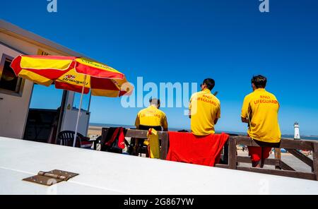 Les sauveteurs regardent les baigneurs de soleil sur la plage de New Brighton, Wirral, sur ce qui pourrait être le jour le plus chaud de l'année. Date de la photo: Samedi 17 juillet 2021. Banque D'Images