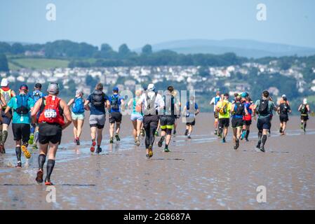 Silverdale, Carnforth, Lancashire, Royaume-Uni. 17 juillet 2021. Un bon départ pour les coureurs de l'événement Rat Race Man vs Lakes lorsqu'ils se mettent au-dessus de Morecambe Bay depuis Silverdale, Lancashire, en direction de l'arrivée au lac Coniston dans le Lake District jusqu'à 30 miles plus tard. Crédit : John Eveson/Alamy Live News Banque D'Images