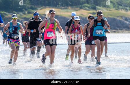 Silverdale, Carnforth, Lancashire, Royaume-Uni. 17 juillet 2021. Un bon départ pour les coureurs de l'événement Rat Race Man vs Lakes lorsqu'ils se mettent au-dessus de Morecambe Bay depuis Silverdale, Lancashire, en direction de l'arrivée au lac Coniston dans le Lake District jusqu'à 30 miles plus tard. Crédit : John Eveson/Alamy Live News Banque D'Images