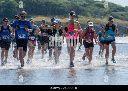 Silverdale, Carnforth, Lancashire, Royaume-Uni. 17 juillet 2021. Un bon départ pour les coureurs de l'événement Rat Race Man vs Lakes lorsqu'ils se mettent au-dessus de Morecambe Bay depuis Silverdale, Lancashire, en direction de l'arrivée au lac Coniston dans le Lake District jusqu'à 30 miles plus tard. Crédit : John Eveson/Alamy Live News Banque D'Images