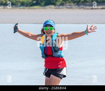 Silverdale, Carnforth, Lancashire, Royaume-Uni. 17 juillet 2021. Un bon départ pour les coureurs de l'événement Rat Race Man vs Lakes lorsqu'ils se mettent au-dessus de Morecambe Bay depuis Silverdale, Lancashire, en direction de l'arrivée au lac Coniston dans le Lake District jusqu'à 30 miles plus tard. Crédit : John Eveson/Alamy Live News Banque D'Images