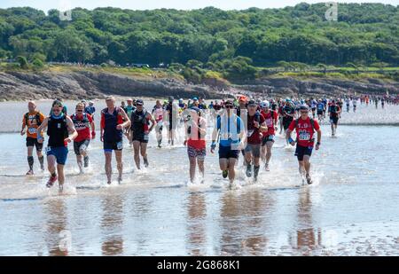 Silverdale, Carnforth, Lancashire, Royaume-Uni. 17 juillet 2021. Un bon départ pour les coureurs de l'événement Rat Race Man vs Lakes lorsqu'ils se mettent au-dessus de Morecambe Bay depuis Silverdale, Lancashire, en direction de l'arrivée au lac Coniston dans le Lake District jusqu'à 30 miles plus tard. Crédit : John Eveson/Alamy Live News Banque D'Images