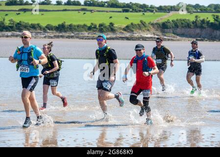 Silverdale, Carnforth, Lancashire, Royaume-Uni. 17 juillet 2021. Un bon départ pour les coureurs de l'événement Rat Race Man vs Lakes lorsqu'ils se mettent au-dessus de Morecambe Bay depuis Silverdale, Lancashire, en direction de l'arrivée au lac Coniston dans le Lake District jusqu'à 30 miles plus tard. Crédit : John Eveson/Alamy Live News Banque D'Images