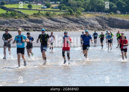 Silverdale, Carnforth, Lancashire, Royaume-Uni. 17 juillet 2021. Un bon départ pour les coureurs de l'événement Rat Race Man vs Lakes lorsqu'ils se mettent au-dessus de Morecambe Bay depuis Silverdale, Lancashire, en direction de l'arrivée au lac Coniston dans le Lake District jusqu'à 30 miles plus tard. Crédit : John Eveson/Alamy Live News Banque D'Images