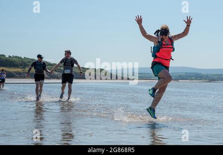 Silverdale, Carnforth, Lancashire, Royaume-Uni. 17 juillet 2021. Un bon départ pour les coureurs de l'événement Rat Race Man vs Lakes lorsqu'ils se mettent au-dessus de Morecambe Bay depuis Silverdale, Lancashire, en direction de l'arrivée au lac Coniston dans le Lake District jusqu'à 30 miles plus tard. Crédit : John Eveson/Alamy Live News Banque D'Images