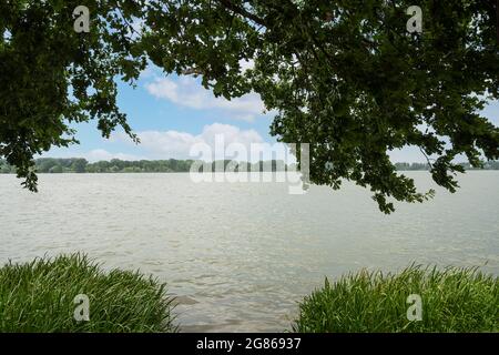 Mantoue, Italie. 13 juillet 2021. Vue sur le lac inférieur sur la rivière Mincio depuis le parc Marani dans le centre-ville Banque D'Images