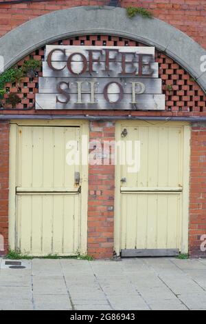 Le quartier commerçant artisanal, situé près du musée de la pêche et de la jetée, est un mélange éclectique de boutiques. Les touristes peuvent acheter des souvenirs et des œuvres d'art orginal Banque D'Images