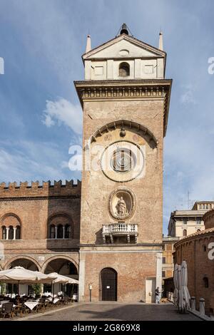 Mantoue, Italie. 13 juillet 2021. Vue sur la tour de l'horloge de la Piazza delle Erbe dans le centre-ville Banque D'Images