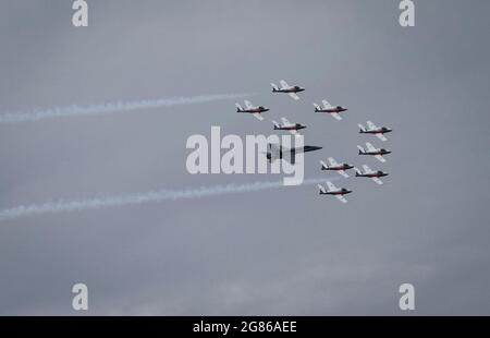 Vancouver, Canada. 16 juillet 2021. Les Snowbirds des Forces canadiennes survolent les gratte-ciel de Vancouver dans le cadre de l'opération inspiration tournée à Vancouver, Colombie-Britannique, Canada, le 16 juillet 2021. La tournée est faite pour honorer les travailleurs de la santé dans la lutte contre le COVID-19. Credit: Liang Sen/Xinhua/Alay Live News Banque D'Images