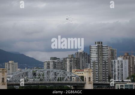 Vancouver, Canada. 16 juillet 2021. Les Snowbirds des Forces canadiennes survolent les gratte-ciel de Vancouver dans le cadre de l'opération inspiration tournée à Vancouver, Colombie-Britannique, Canada, le 16 juillet 2021. La tournée est faite pour honorer les travailleurs de la santé dans la lutte contre le COVID-19. Credit: Liang Sen/Xinhua/Alay Live News Banque D'Images