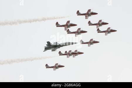 Vancouver, Canada. 16 juillet 2021. Les Snowbirds des Forces canadiennes survolent les gratte-ciel de Vancouver dans le cadre de l'opération inspiration tournée à Vancouver, Colombie-Britannique, Canada, le 16 juillet 2021. La tournée est faite pour honorer les travailleurs de la santé dans la lutte contre le COVID-19. Credit: Liang Sen/Xinhua/Alay Live News Banque D'Images