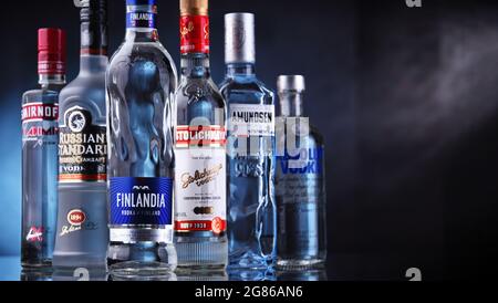 POZNAN, POL - 12 MAI 2021 : bouteilles de vodka de marques internationales variées Banque D'Images