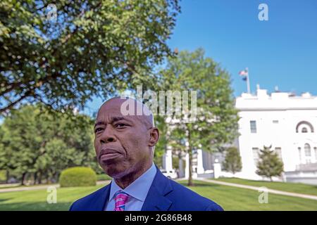 Eric Adams, président du quartier de Brooklyn, le candidat du Parti démocrate de 2021 pour le maire de la ville de New York, est interviewé à la Maison Blanche à Washington, DC après sa réunion avec le président des États-Unis Joe Biden et le procureur général des États-Unis Merrick Garland et d'autres pour discuter de la stratégie globale de l'Administration Biden pour réduire les crimes contre les armes à feu le lundi 12 juillet 2021. Credit: Rod Lamkey / CNP/Sipa USA (RESTRICTION: PAS de journaux ou journaux New York ou New Jersey dans un rayon de 75 miles de New York) Banque D'Images