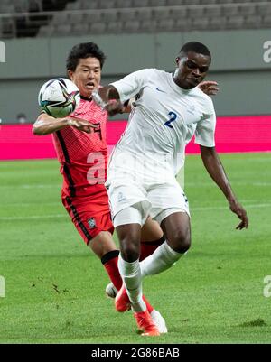 Séoul, Corée du Sud. 16 juillet 2021. 16 juillet 2021 - Séoul, Corée du Sud : Le joueur français Kalulu Pierre (R), avec le joueur sud-coréen Kwon Chang-Hoon (L), se battent pour le ballon lors d'un match amical entre la Corée du Sud et la France à l'équipe olympique de football Tokyo en 2020 au stade de la coupe du monde de Sangam à Séoul, en Corée du Sud, le 16 juillet 2021. Score France-Corée du Sud 2-1. (Photo de Lee Young-ho/Sipa USA) crédit: SIPA USA/Alay Live News Banque D'Images