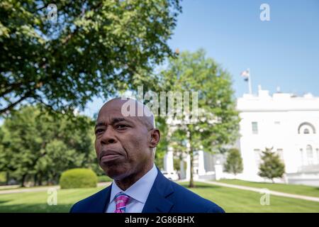 Eric Adams, président du quartier de Brooklyn, le candidat du Parti démocrate de 2021 pour le maire de la ville de New York, est interviewé à la Maison Blanche à Washington, DC après sa réunion avec le président des États-Unis Joe Biden et le procureur général des États-Unis Merrick Garland et d'autres pour discuter de la stratégie globale de l'Administration Biden pour réduire les crimes d'armes à feu le lundi 12 juillet 2021. Credit: Rod Lamkey/CNP/Sipa USA (RESTRICTION: PAS de journaux ou journaux New York ou New Jersey dans un rayon de 75 miles de New York) Banque D'Images