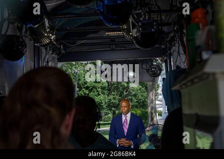 Eric Adams, président du quartier de Brooklyn, le candidat du Parti démocrate de 2021 pour le maire de la ville de New York, est interviewé à la Maison Blanche à Washington, DC après sa réunion avec le président des États-Unis Joe Biden et le procureur général des États-Unis Merrick Garland et d'autres pour discuter de la stratégie globale de l'Administration Biden pour réduire les crimes d'armes à feu le lundi 12 juillet 2021. Credit: Rod Lamkey/CNP/Sipa USA (RESTRICTION: PAS de journaux ou journaux New York ou New Jersey dans un rayon de 75 miles de New York) Banque D'Images