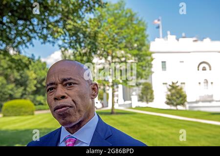 Eric Adams, président du quartier de Brooklyn, le candidat du Parti démocrate de 2021 pour le maire de la ville de New York, est interviewé à la Maison Blanche à Washington, DC après sa réunion avec le président des États-Unis Joe Biden et le procureur général des États-Unis Merrick Garland et d'autres pour discuter de la stratégie globale de l'Administration Biden pour réduire les crimes d'armes à feu le lundi 12 juillet 2021. Credit: Rod Lamkey/CNP/Sipa USA (RESTRICTION: PAS de journaux ou journaux New York ou New Jersey dans un rayon de 75 miles de New York) Banque D'Images