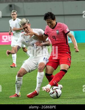 Séoul, Corée du Sud. 16 juillet 2021. 16 juillet 2021 - Séoul, Corée du Sud : Le joueur français Michel In (L), avec le joueur sud-coréen Kwon Chang-Hoon (R), lutte pour le ballon lors d'un match de football masculin des Jeux Olympiques de Tokyo en 2020 entre la Corée du Sud et la France au stade Sangam de la coupe du monde à Séoul, en Corée du Sud, le 16 juillet 2021. Score France-Corée du Sud 2-1. (Photo de Lee Young-ho/Sipa USA) crédit: SIPA USA/Alay Live News Banque D'Images