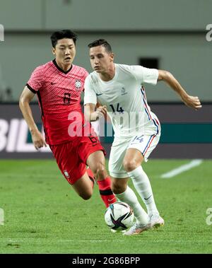 Séoul, Corée du Sud. 16 juillet 2021. 16 juillet 2021 - Séoul, Corée du Sud : Le joueur français Thauvin Flor Ian (R), avec le joueur sud-coréen Kim Dong-Hyun (L), se battent pour le ballon lors d'un match amical entre la Corée du Sud et la France à l'équipe olympique de football de Tokyo en 2020 au stade de la coupe du monde de Sangam à Séoul, en Corée du Sud, le 16 juillet 2021. Score France-Corée du Sud 2-1. (Photo de Lee Young-ho/Sipa USA) crédit: SIPA USA/Alay Live News Banque D'Images